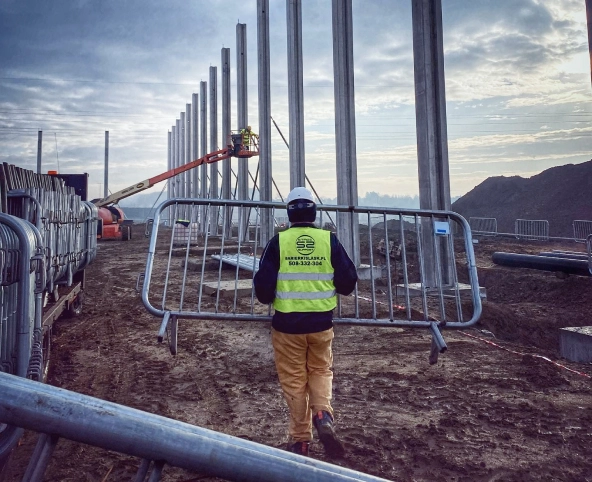 zabezpieczenie placu budowy realizacja